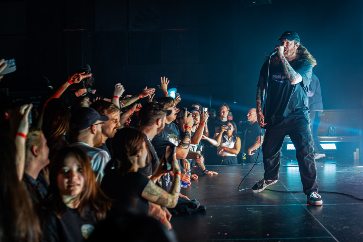 Surfer sur la dépression avec Counterparts, Thrown, 156/Silence et Split Chain