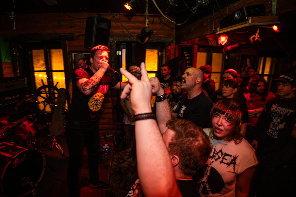 Une nuitée bruyante dans la chaloupe de Cell Press, Ociosa et Conceit