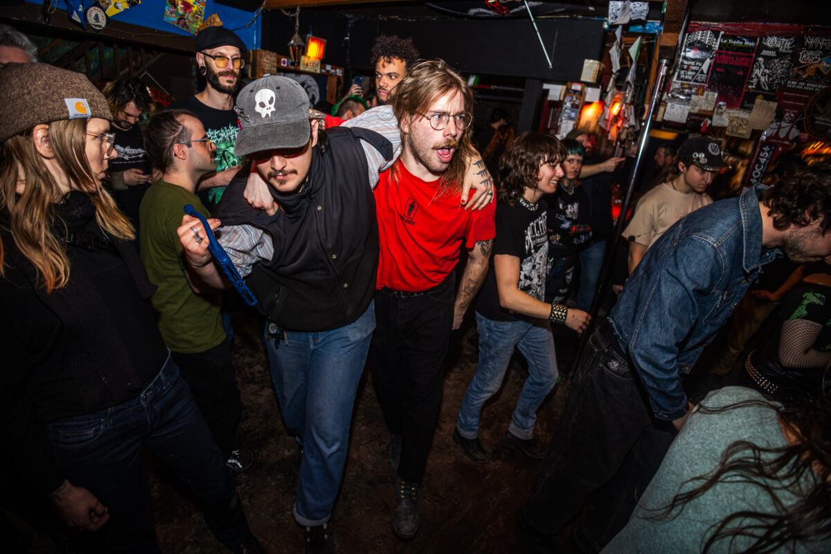 Bonne bière et pogo-contact avec Thee Soreheads et Mid Divers au Bateau de Nuit