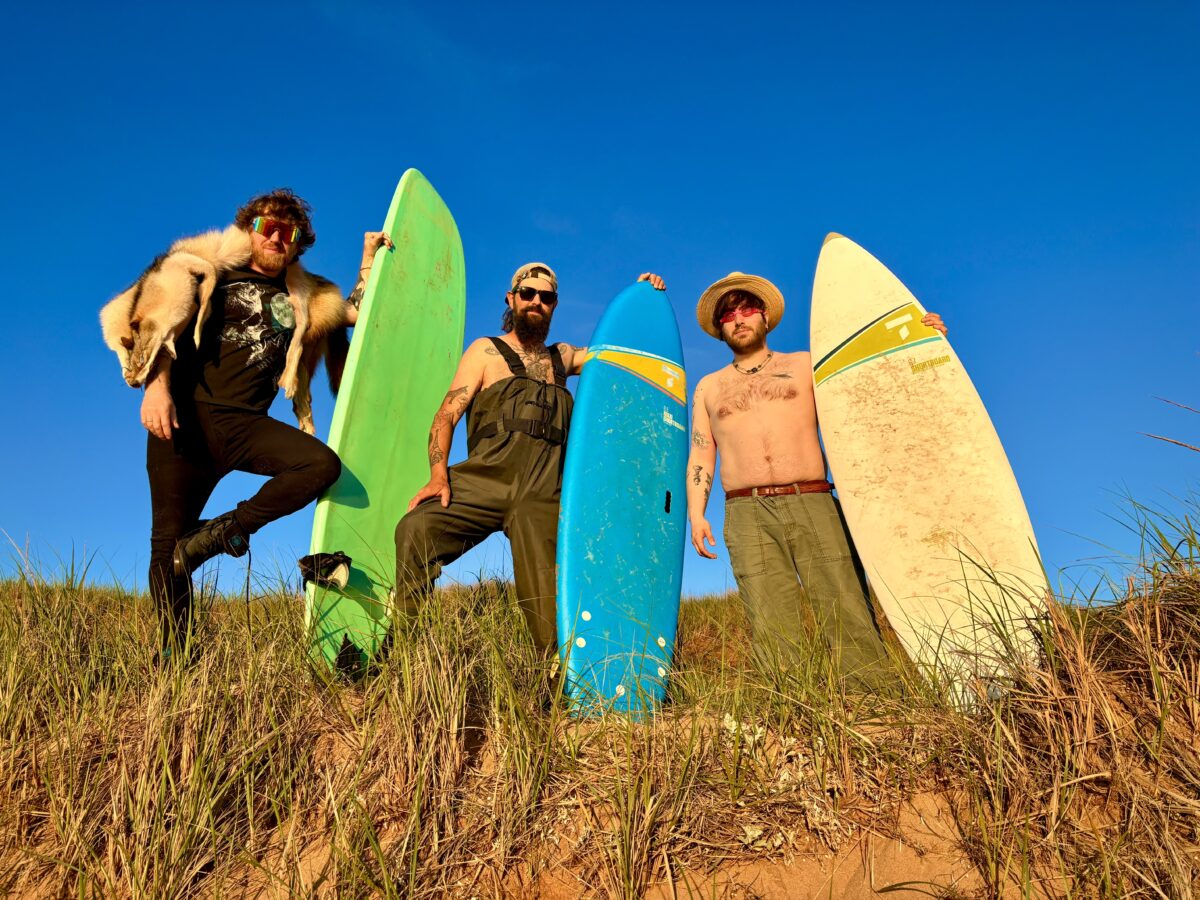 Primeur clip : Les fleurs du tapis présentent « Écoute, Man »